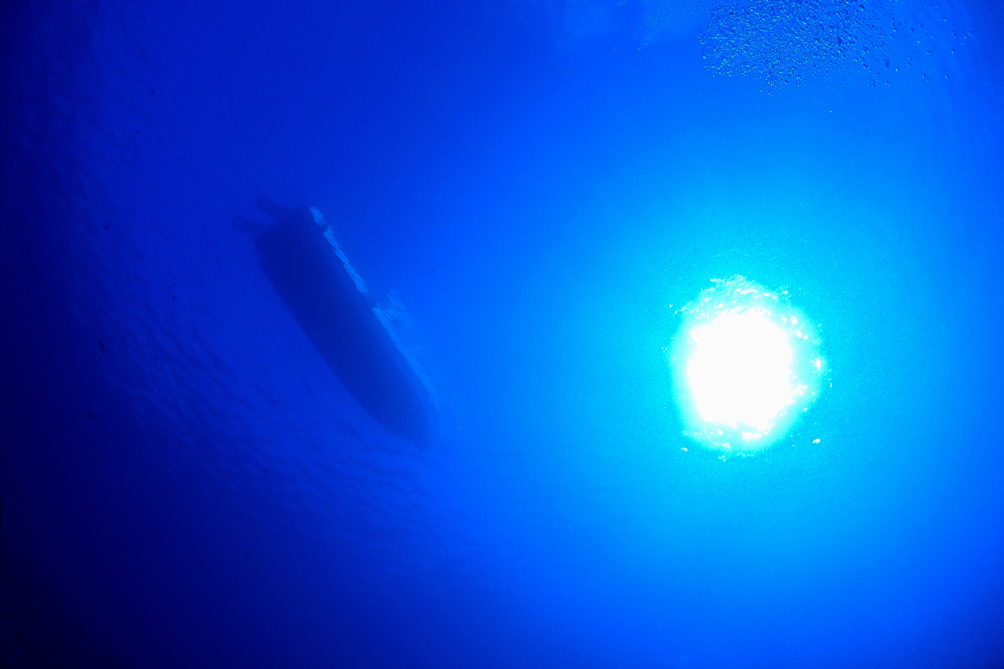 夕暮れの海とダイビングボート