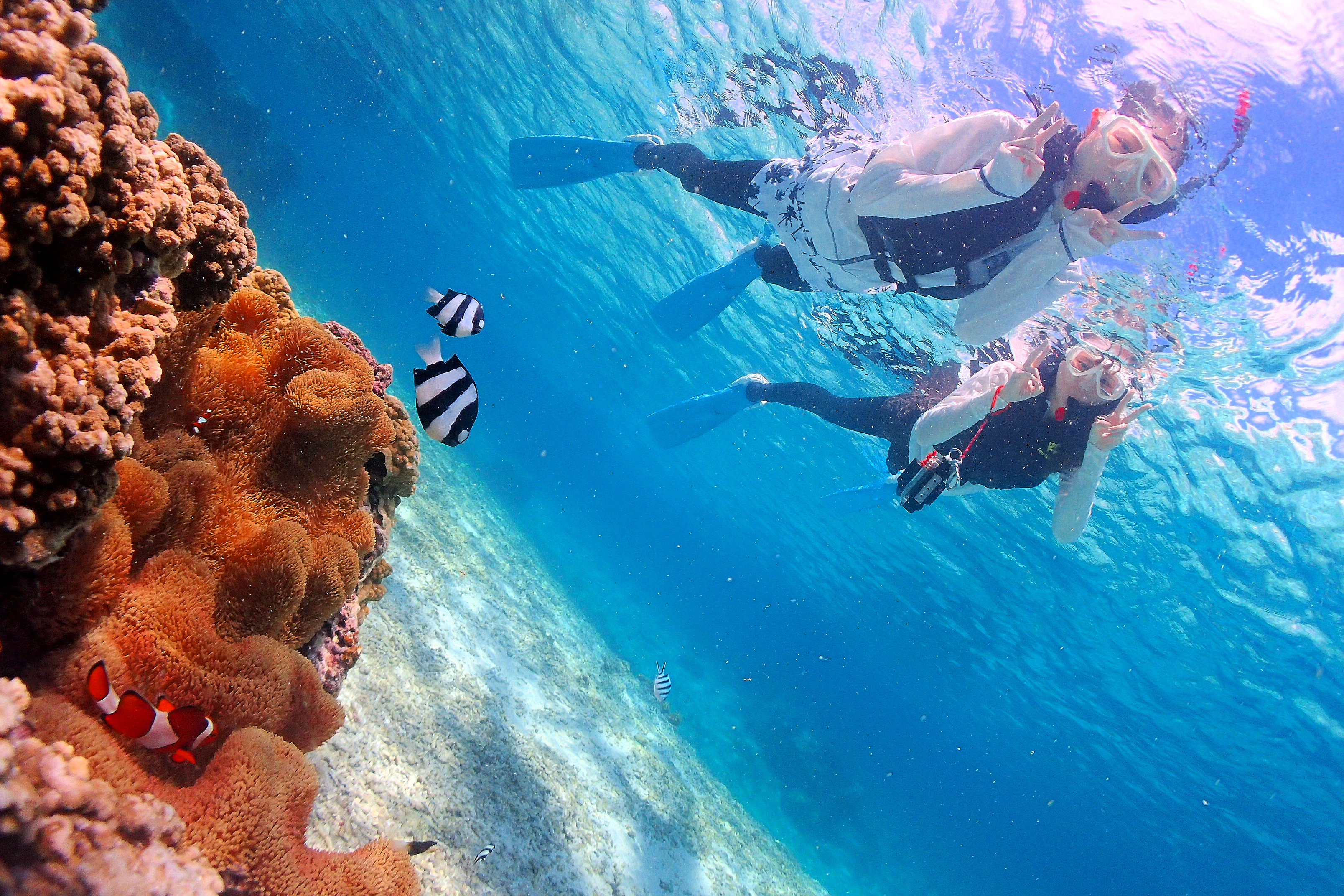 夕暮れのビーチで余韻を楽しむシュノーケリング後の一枚